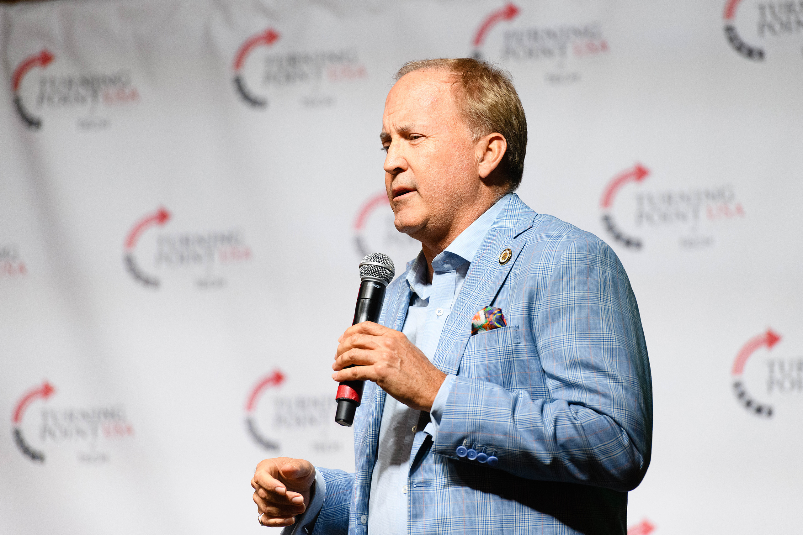 Der texanische Generalstaatsanwalt Ken Paxton verklagt eine zweite ...